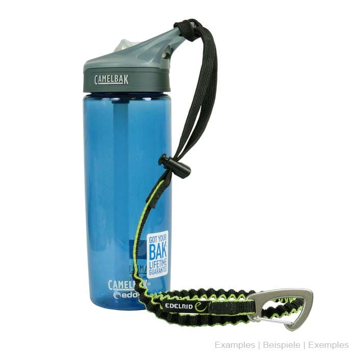 Tool Safety Leash d’Edelrid, laisse de sécurité élastique attachée à une bouteille Camelbak bleue avec couvercle noir et sangle de transport