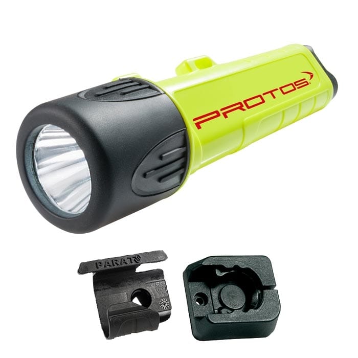 Lampe de poche PROTOS® Maclip Light R de couleur jaune avec tête de lampe noire et inscription PROTOS rouge, plus deux supports en plastique noir