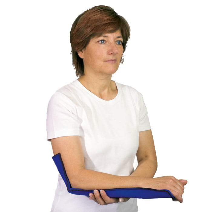 Attelle rembourrée en aluminium QuickFix petite, attelle rembourrée bleue sur le bras droit d’une femme en T-shirt blanc
