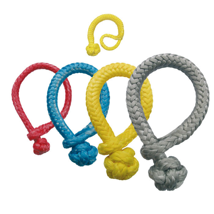 Reliez 4 cordes en rouge, bleu, jaune et gris avec des nœuds et une petite corde jaune avec des nœuds