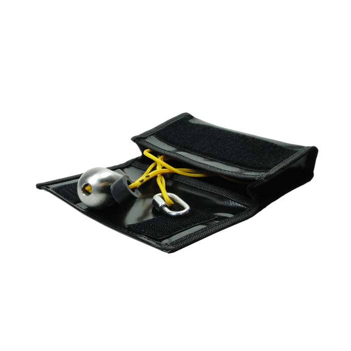 Quick-Kit, boîtier noir avec couvercle ouvert, à l’intérieur d’un objet en métal argenté avec ruban jaune
