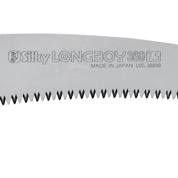 Gros plan de la lame de scie Longboy en argent avec l’inscription "Silky LONGBOY 360 7.5 MADE IN JAPAN LOT. 30200" et dents visibles