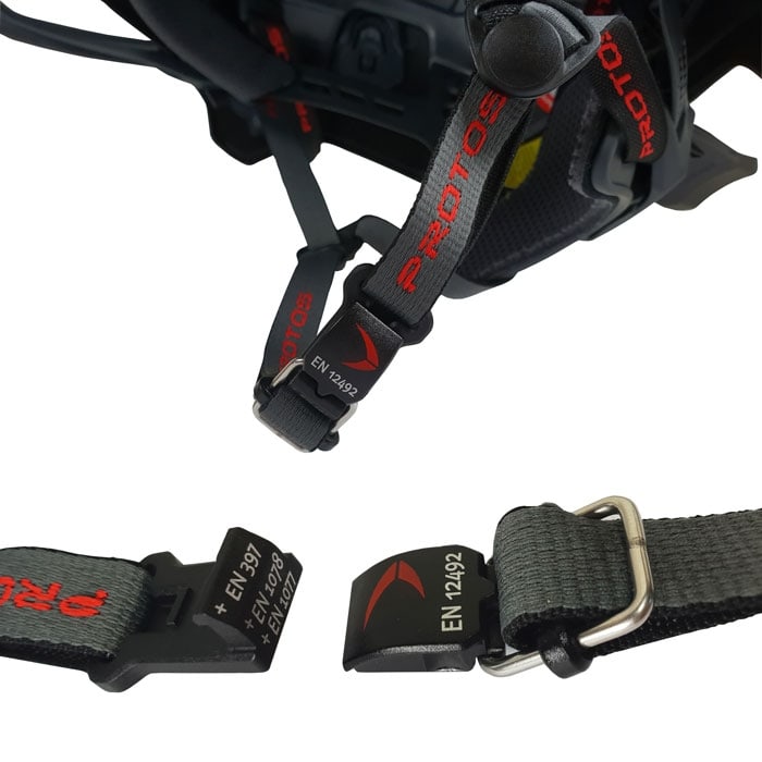 Jugulaire PROTOS® Maclip avec fermeture ouverte, sangle noire et grise avec inscription PROTOS rouge et informations standard sur la fermeture