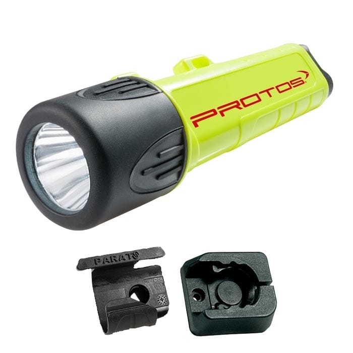 Lampe de poche PROTOS® Maclip Light R de couleur jaune avec tête de lampe noire et inscription PROTOS rouge, plus deux supports en plastique noir