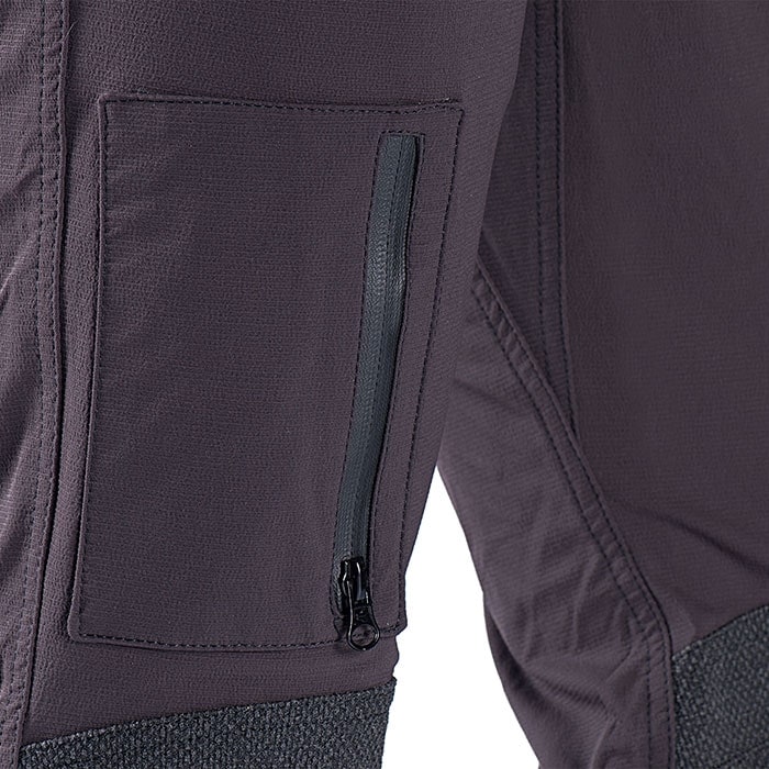 Pantalon d’escalade SIP, gros plan d’une poche latérale avec fermeture éclair noire et texture fine du tissu