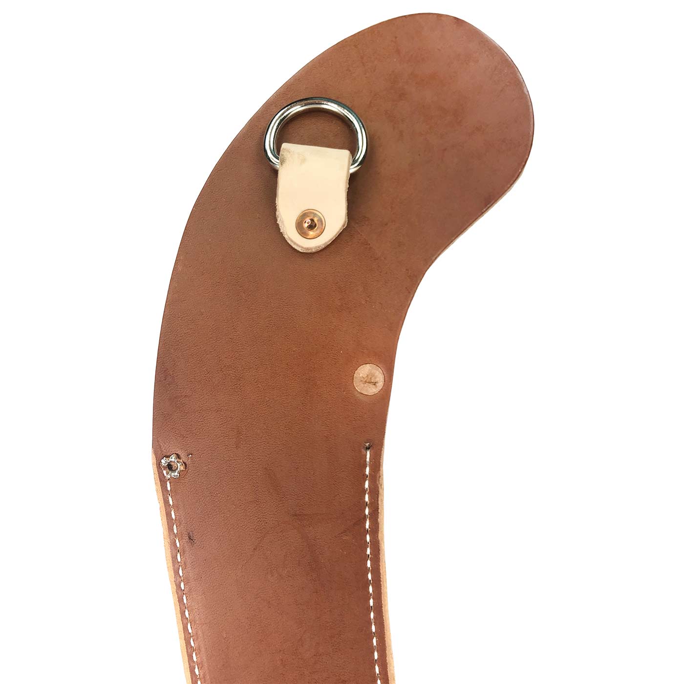 Détail de l’étui en cuir KR avec anneau en métal sur un bracelet en cuir clair et cuir marron avec surpiqûres blanches