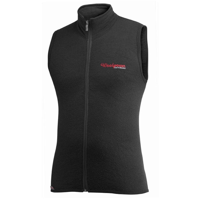 Gilet 400, gilet sans manches noir avec fermeture éclair et logo Woolpower Östersund rouge sur la poitrine