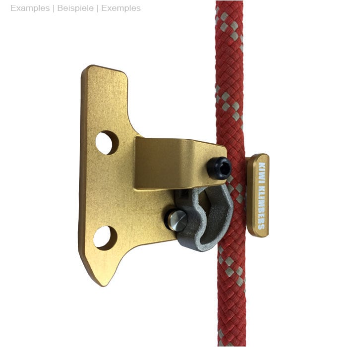 SpikeSender 2 R avec corde rouge, pièce métallique dorée avec deux trous de perçage et vis noire, lettrage « KIWI KLIMBERS » visible, perspective légèrement différente