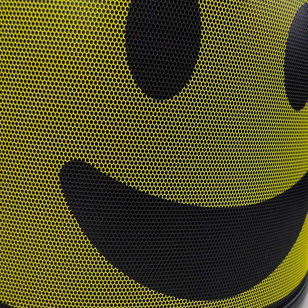 Gros plan de la visière PROTOS® Arbormoji avec fond jaune et visage souriant noir en matériau maillé