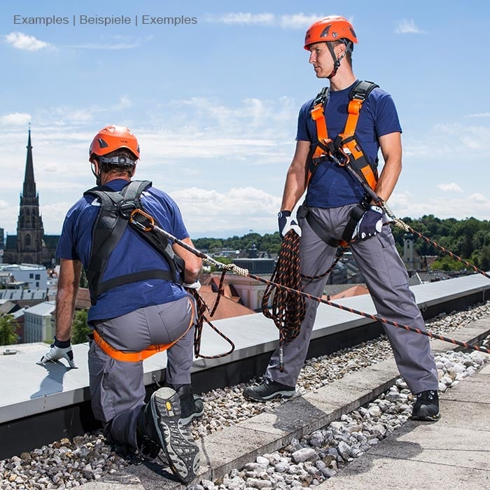 Fossy Set Uni 2, deux hommes avec des casques orange et des harnais d’escalade utilisant l’ensemble sur un toit