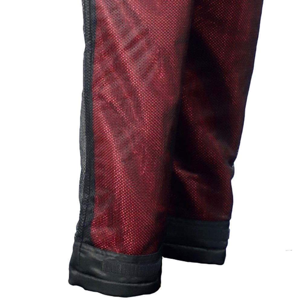 Détail de la partie inférieure du pantalon Arborflex Base A en noir et rouge avec poignets noirs au bas du pantalon