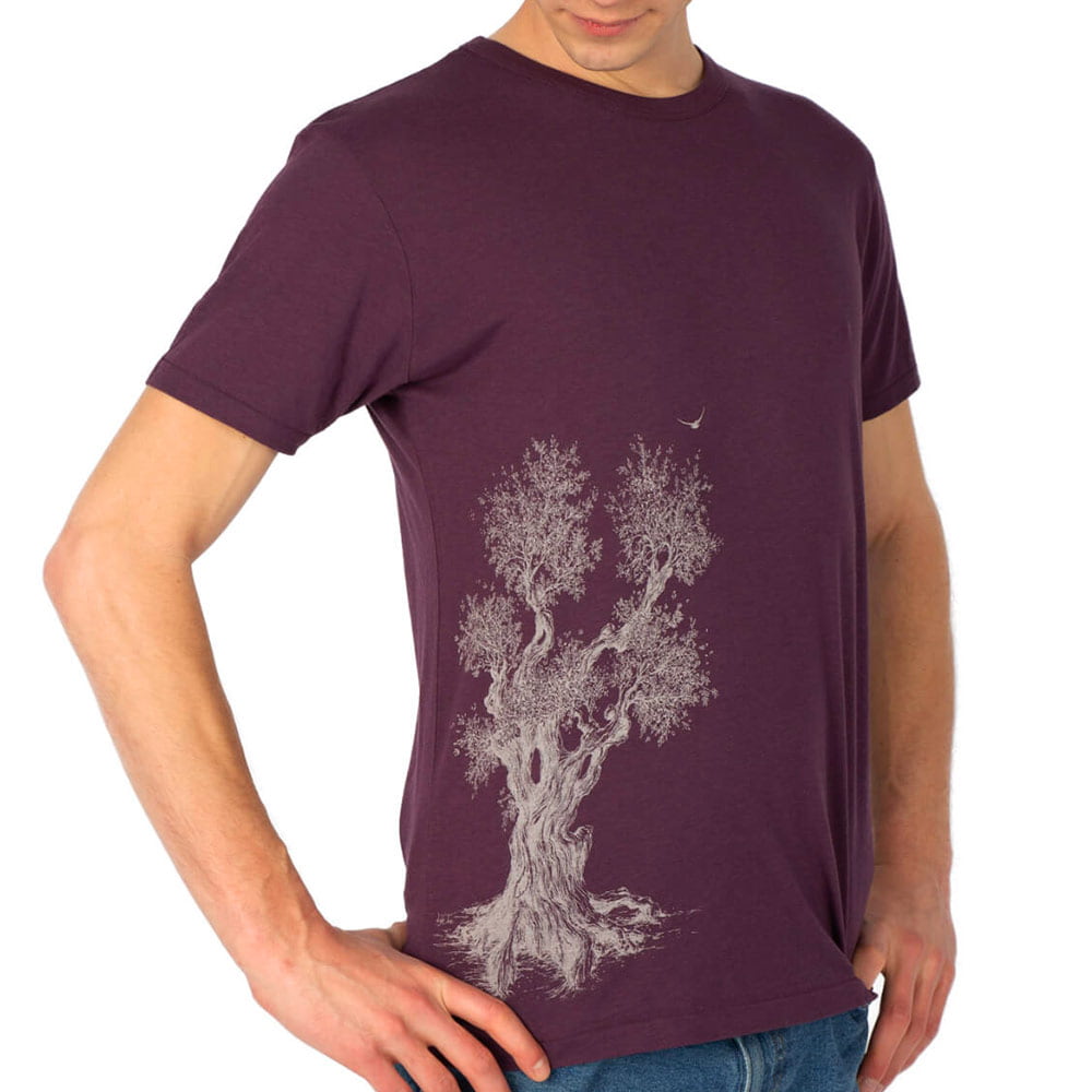 Gros plan d’un homme portant un t-shirt violet de l’olivier avec un imprimé d’arbre blanc, nom du produit T-shirt de l’olivier