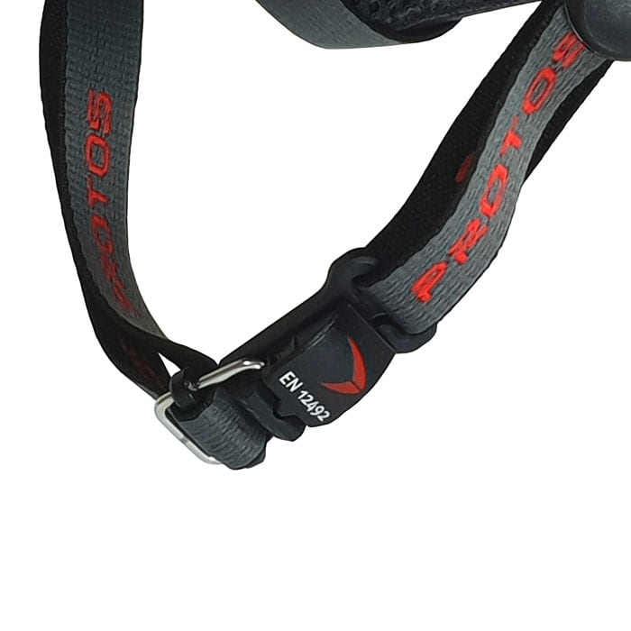 Gros plan de la mentonnière PROTOS® Maclip avec fermeture en plastique et inscription rouge PROTOS, EN 12492 sur la fermeture