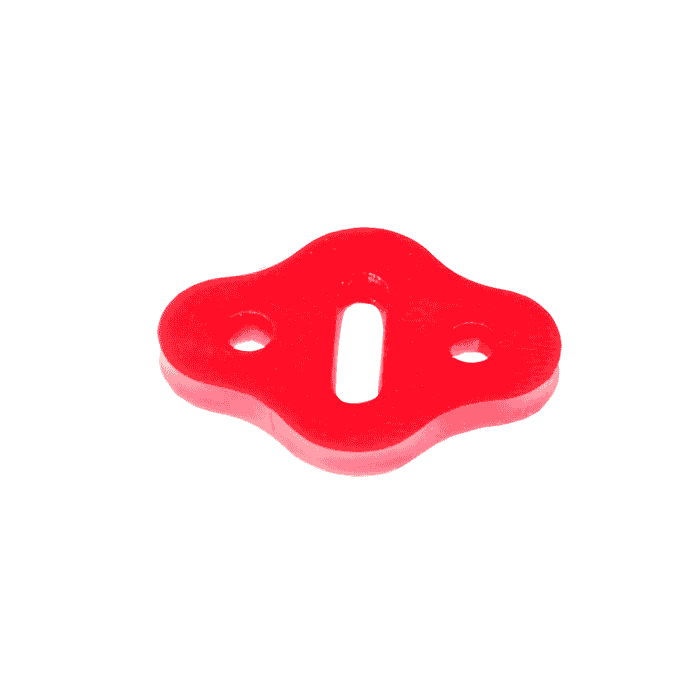 Pièce en plastique rouge pincée avec trois trous et un évidement allongé au milieu
