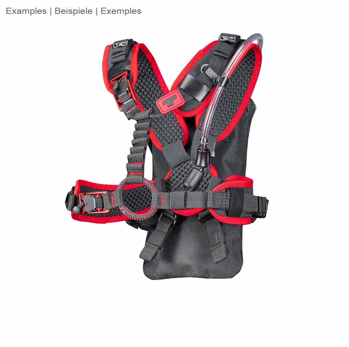 upMOTION SRT, harnais d’escalade noir et rouge avec tube d’abreuvement et vessie d’hydratation sur fond blanc