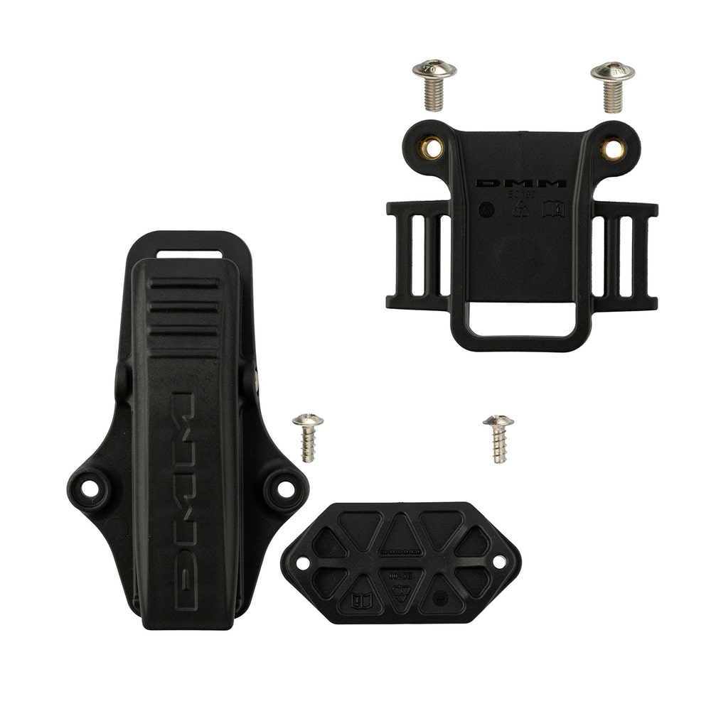 Caïman de DMM, pièces en plastique noir avec vis sur fond blanc, y compris clip et supports