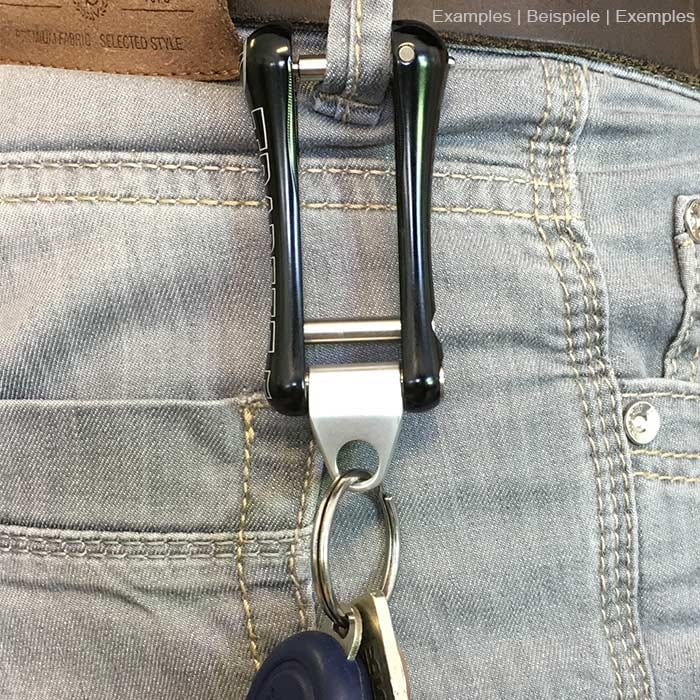 Oeil trapézoïdal en métal gravé avec ART, attaché à un trapèze en plastique noir suspendu à une ceinture avec porte-clés et clés