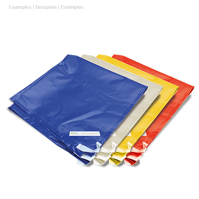Couverture de remorquage en quatre couleurs (bleu, beige, jaune, rouge), chacune pliée, rectangulaire, avec étiquette blanche sur le coin