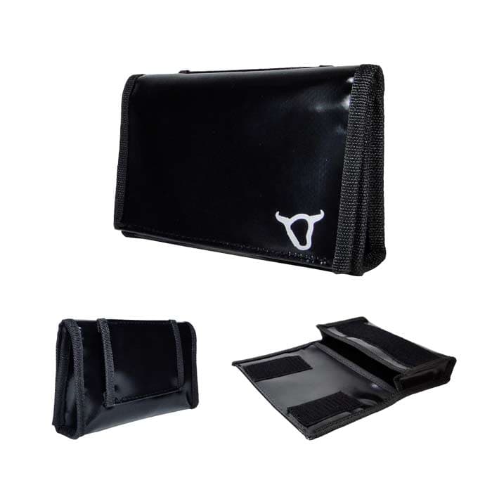 Pochette de ceinture noire avec bordure noire et logo tête de taureau blanc, montrée fermée, de dos et ouverte avec du velcro, nom du produit Pochette de ceinture visible