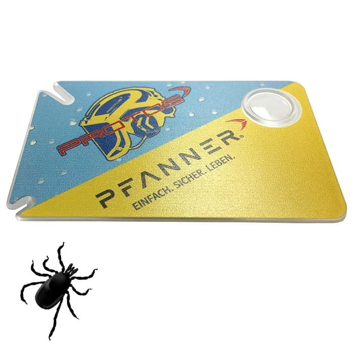 Carte à cocher de Pfanner en bleu et jaune avec le logo et le texte « PRO TOS » et « EINFACH. SÛR. LIFE." avec une loupe en haut à droite