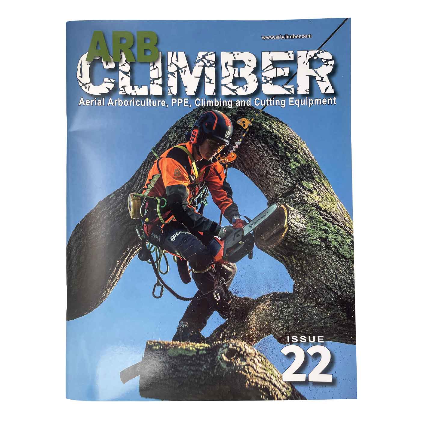 Magazine Arb Climber n° 22 avec titre et image d’un arboriculteur utilisant une tronçonneuse sur un arbre, fond bleu