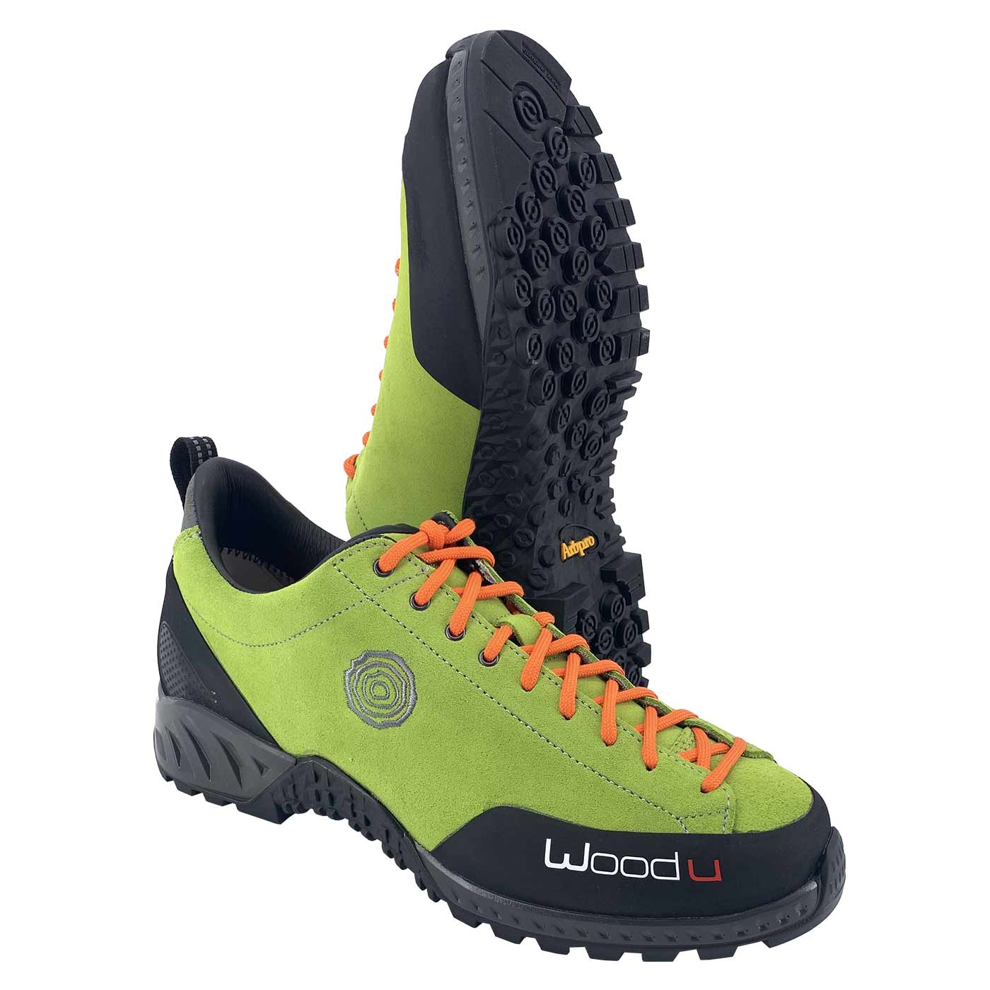 Woodu Feuille verte avec lacets orange, la chaussure gauche montre une semelle profilée avec des picots, fabricant Woodu