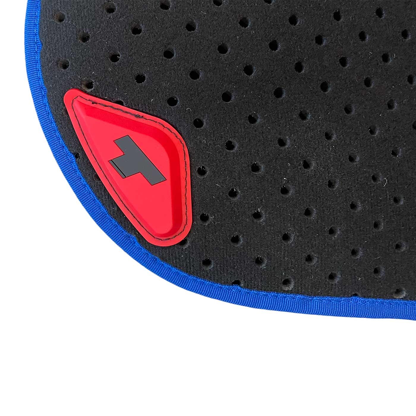 Gros plan d’une sellerie perforée noire avec bordure bleue et logo Treeleberger rouge