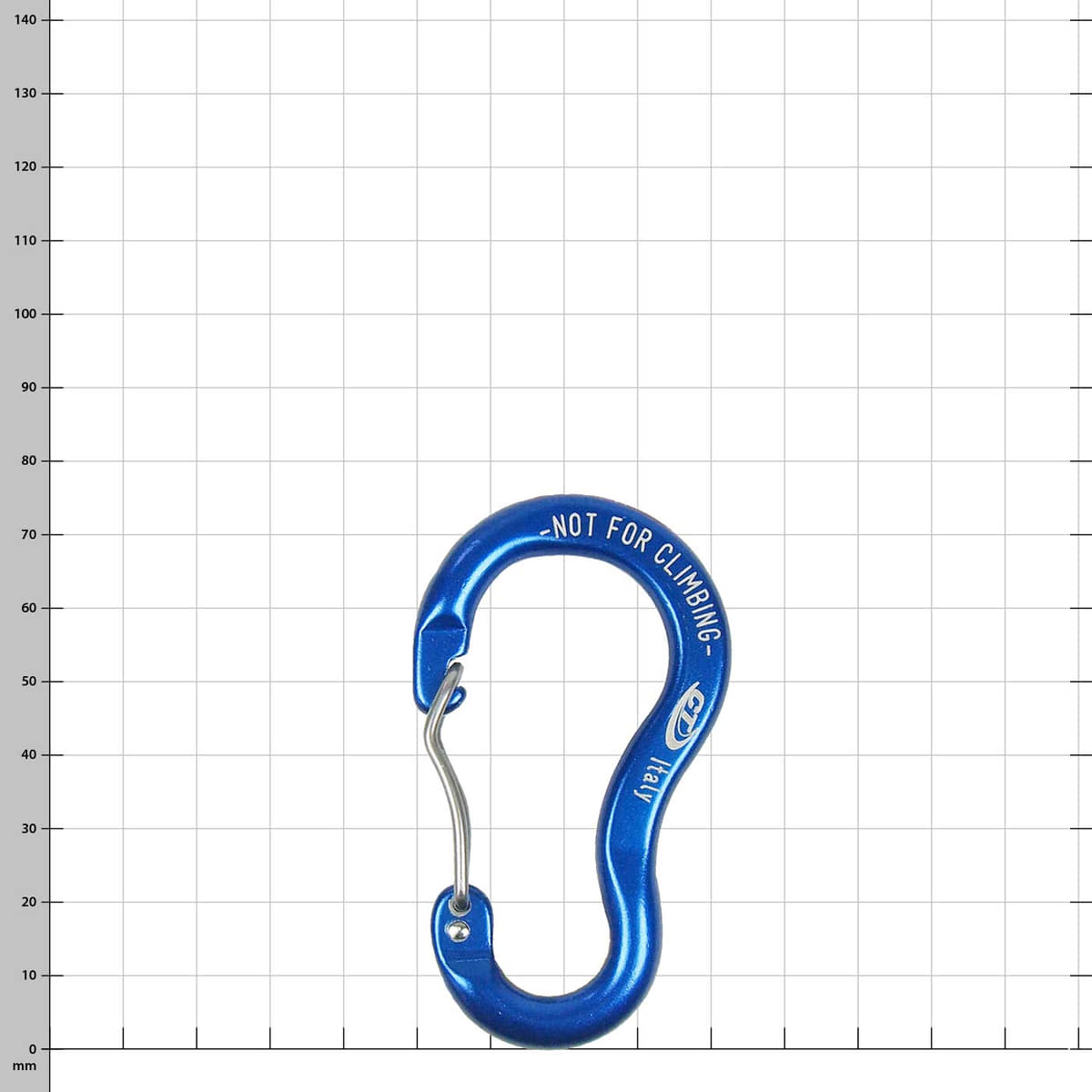 Mousqueton bleu avec l’inscription « NOT FOR CLIMBING » et « Italy » sur fond de grille blanche