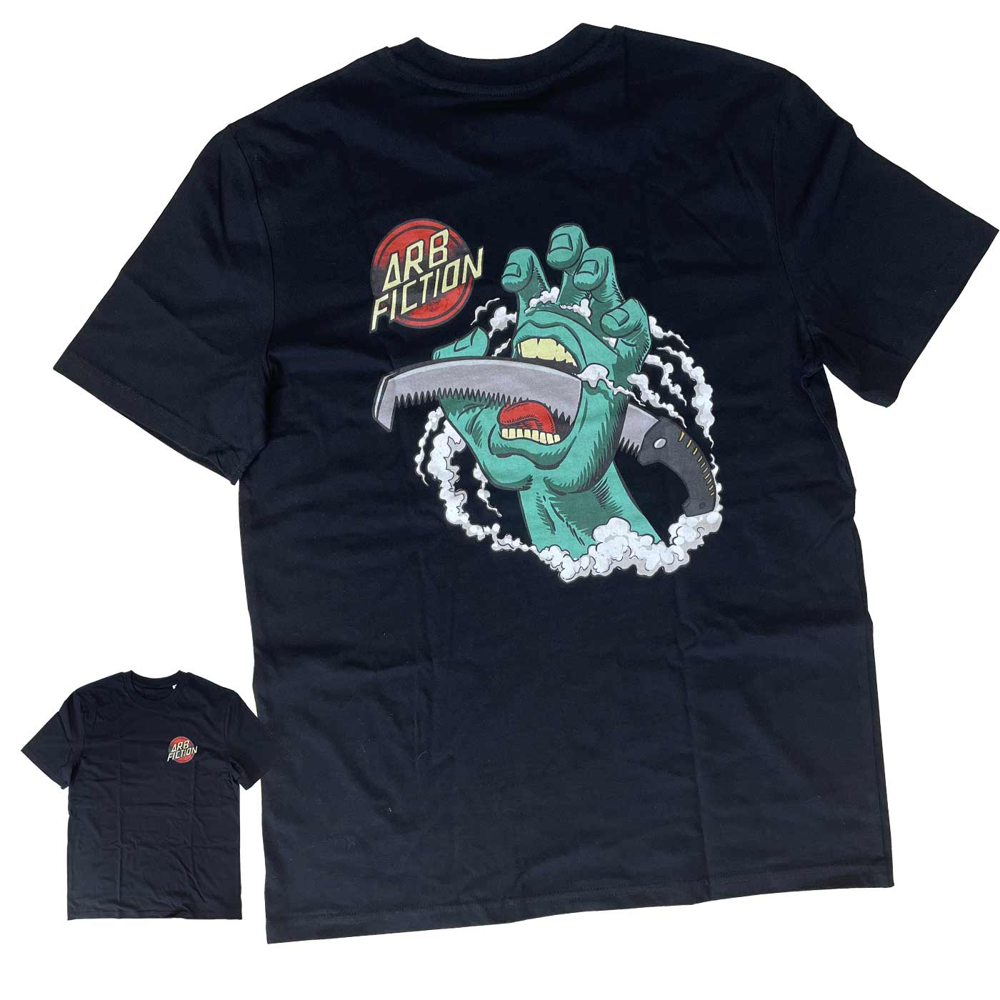 T-shirt noir avec une grande impression d’une main verte tenant une scie dans sa gueule et l’inscription « ARB FICTION », nom du produit Screaming Hand
