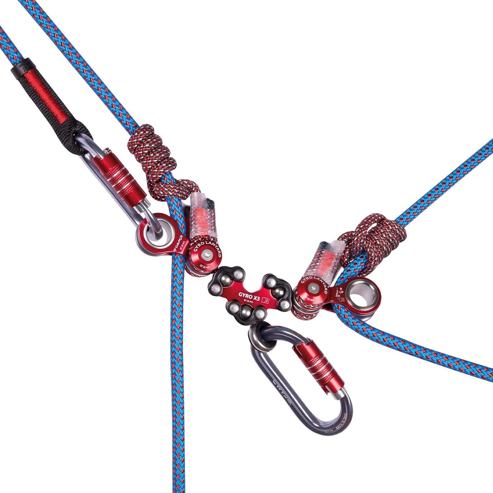 Longe Gyro Double avec cordes d’escalade bleues et rouges, rouleaux en métal rouge, housse de protection noire et deux mousquetons gris avec fermoir rouge