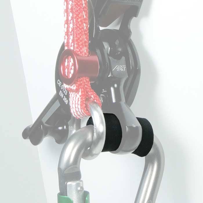 SpiderJack Elastic Fastener, anneau en caoutchouc noir entre le mousqueton en métal et la corde sur un appareil d’escalade