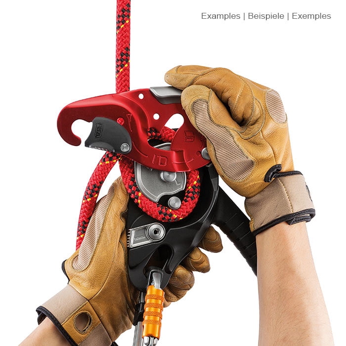 I’D L de Petzl, l’aire de jeux est tenue à deux mains avec des gants marron, une corde rouge est enfilée