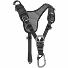 Top by Petzl, bandoulière noire avec panneau arrière rembourré gris et œillets métalliques à l’avant, mousqueton attaché