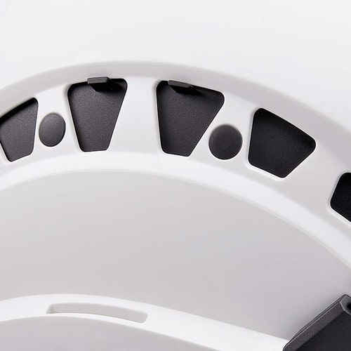 Gros plan sur les aérations blanches du casque Petzl Vertex Vent