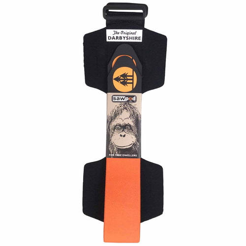 SawPod avec corps noir, fermeture velcro orange, impression « The Original Darbyshire » et image d’un singe, emballage étiqueté « sawpod LTD »