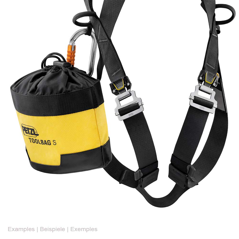 Gros plan du harnais Newton Fast de Petzl avec le sac à outils jaune Petzl Toolbag S, attaché aux bretelles noires par des mousquetons