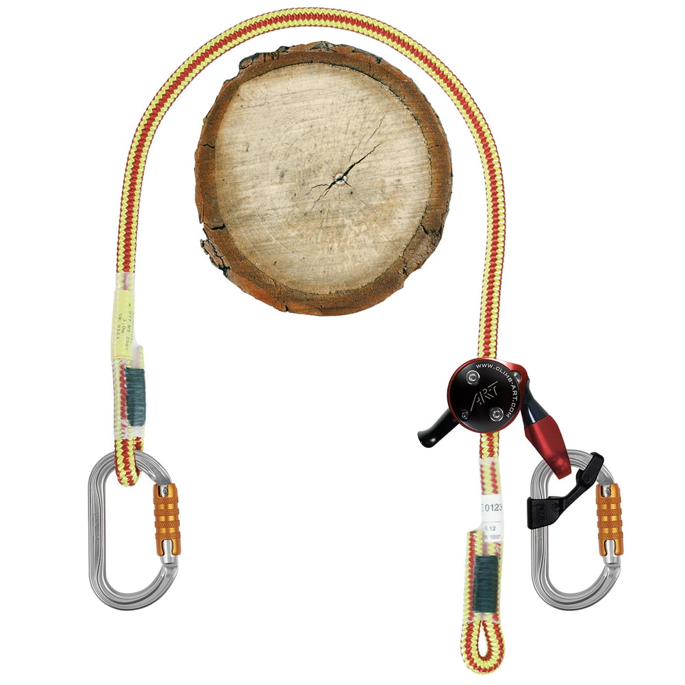 XP-e First Class Swivel Set avec corde jaune-rouge, deux mousquetons argentés avec fermoirs orange et dispositif noir à l’extrémité de la corde, drapé sur un disque en bois