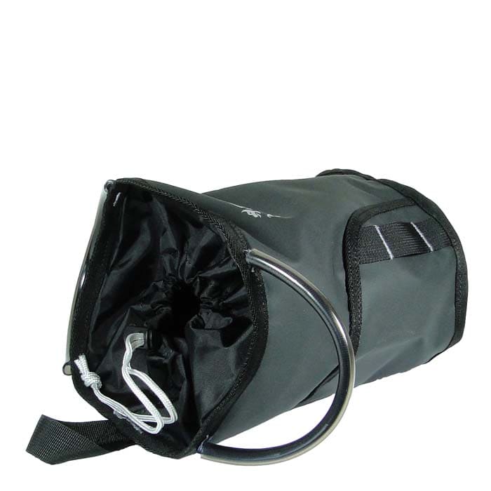 DMM Tool Bag 4, sac à outils horizontal noir avec fermeture supérieure ouverte, deux œillets métalliques sur les côtés et fermeture à cordon de serrage