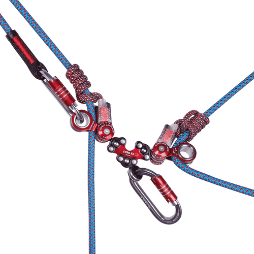 Longe Gyro Double avec cordes d’escalade bleues et rouges, rouleaux en métal rouge, housse de protection noire et deux mousquetons gris avec fermoir rouge