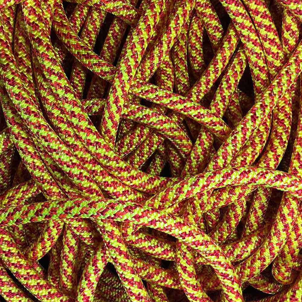 Squir V2 Corde jaune en jaune et rouge, de nombreuses boucles de la corde posées les unes sur les autres et s’enroulant