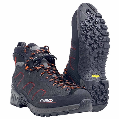 Chaussures néo noires avec lacets orange et noirs, coutures rouges et semelle crantée avec logo Arbpro jaune, vue de face et de dos