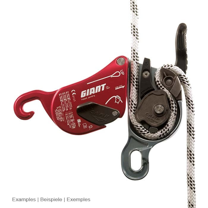 Deux équipements d’escalade Giant de CAMP, l’un en rouge et l’autre en gris avec levier noir, l’appareil gris a une corde blanche et noire enfilée, différentes positions des leviers