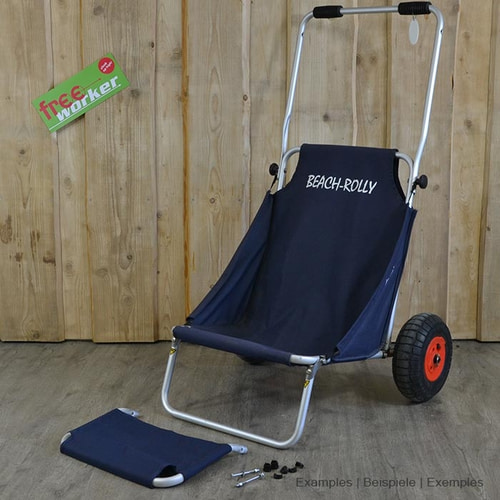 Support de chargement Beach Rolly avec tissu bleu foncé sur un fauteuil roulant de plage, plus un support de chargement séparé avec des vis et des pièces en plastique noir sur le fond