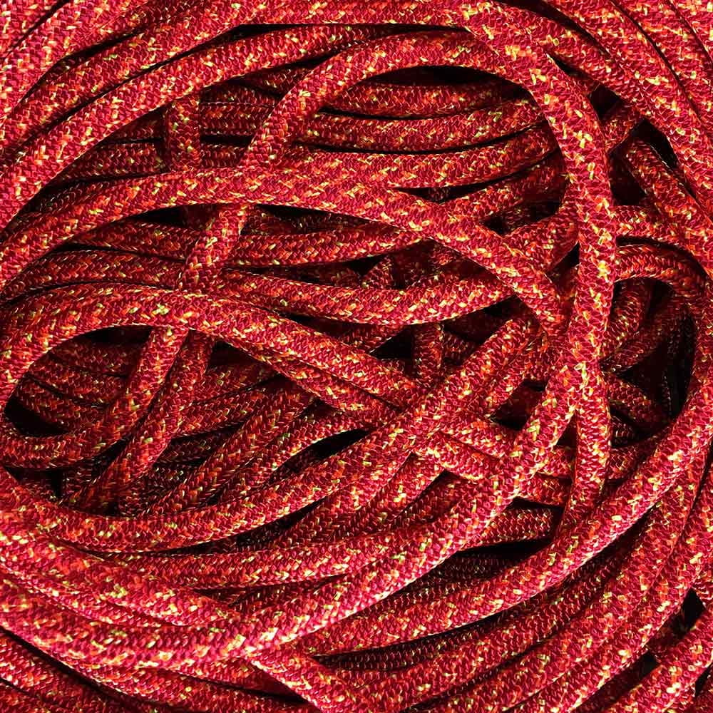 Squir V2 Corde rouge dans un arrangement chaotique avec une couleur rouge et des accents jaunes