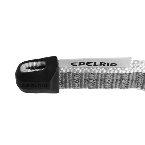 Gros plan de la sangle d’élingue PES Express Sling 16 grise d’Edelrid avec protection en caoutchouc noir et étiquette blanche avec lettrage noir Edelrid