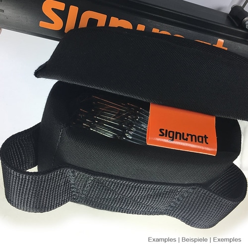 Compartiment rembourré noir avec étiquette signumat orange et épingles métalliques apparentes
