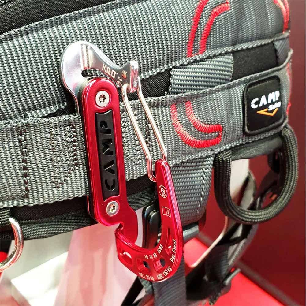 Set de via ferrata d’un kilo de Camp, mousqueton rouge et argent attaché au harnais d’escalade gris avec coutures rouges