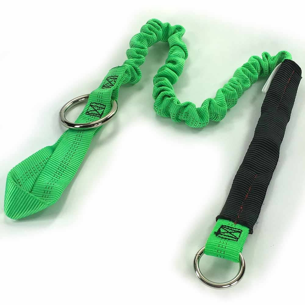 Strop 50, élastique vert avec deux anneaux métalliques, une extrémité avec renfort noir, couché sur fond blanc