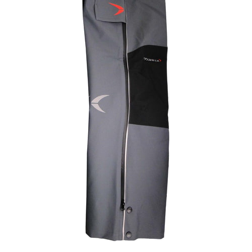 Pantalon de pluie Nanoshield® EVO gris avec fermeture éclair latérale et boutons sur le bas de la jambe, renfort noir au genou et logo rouge au-dessus de la poche