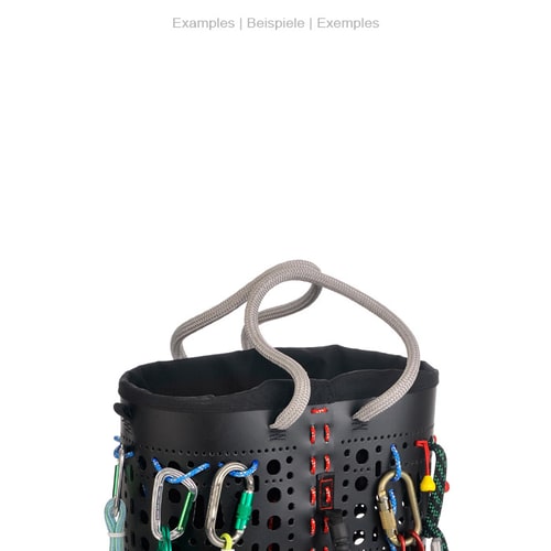 Seilberger kitBAG 25, conteneur cylindrique noir avec poignées grises, surpiqûres rouges, sac en tissu noir sur le dessus et plusieurs mousquetons de différentes couleurs sur les côtés